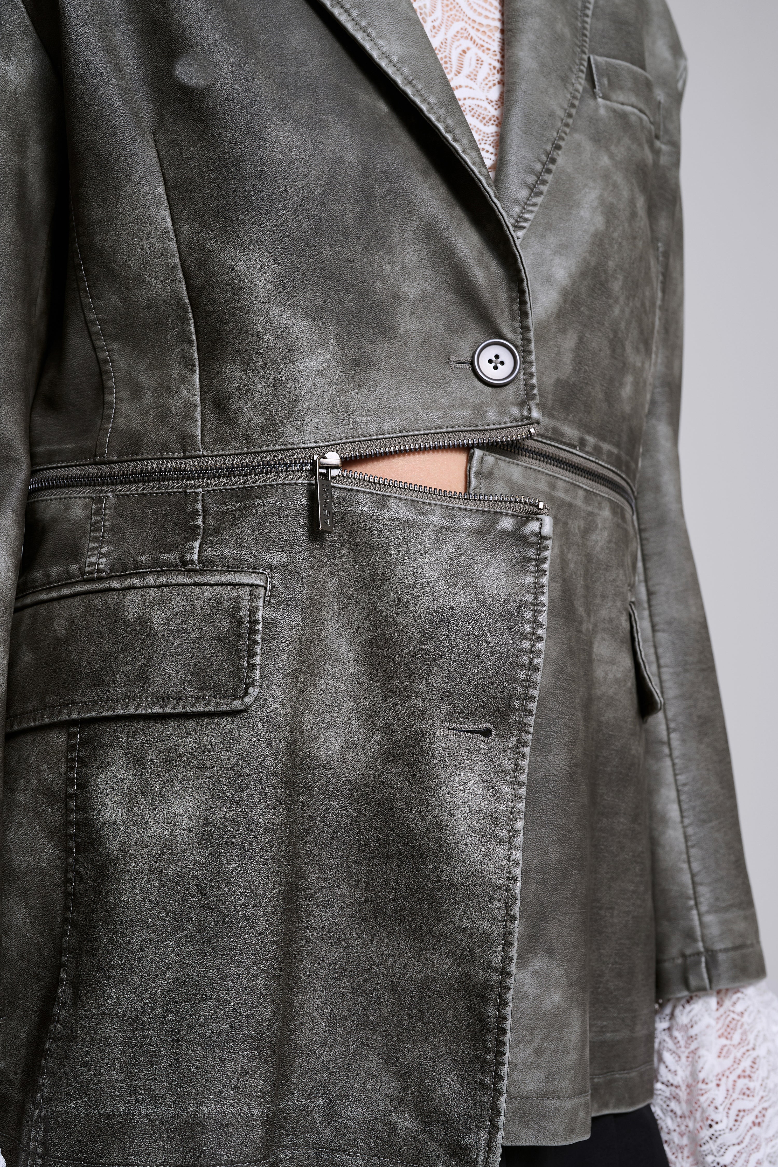 2-IN-1 KUNSTLEDER BLAZER MIT REIßVERSCHLUSS