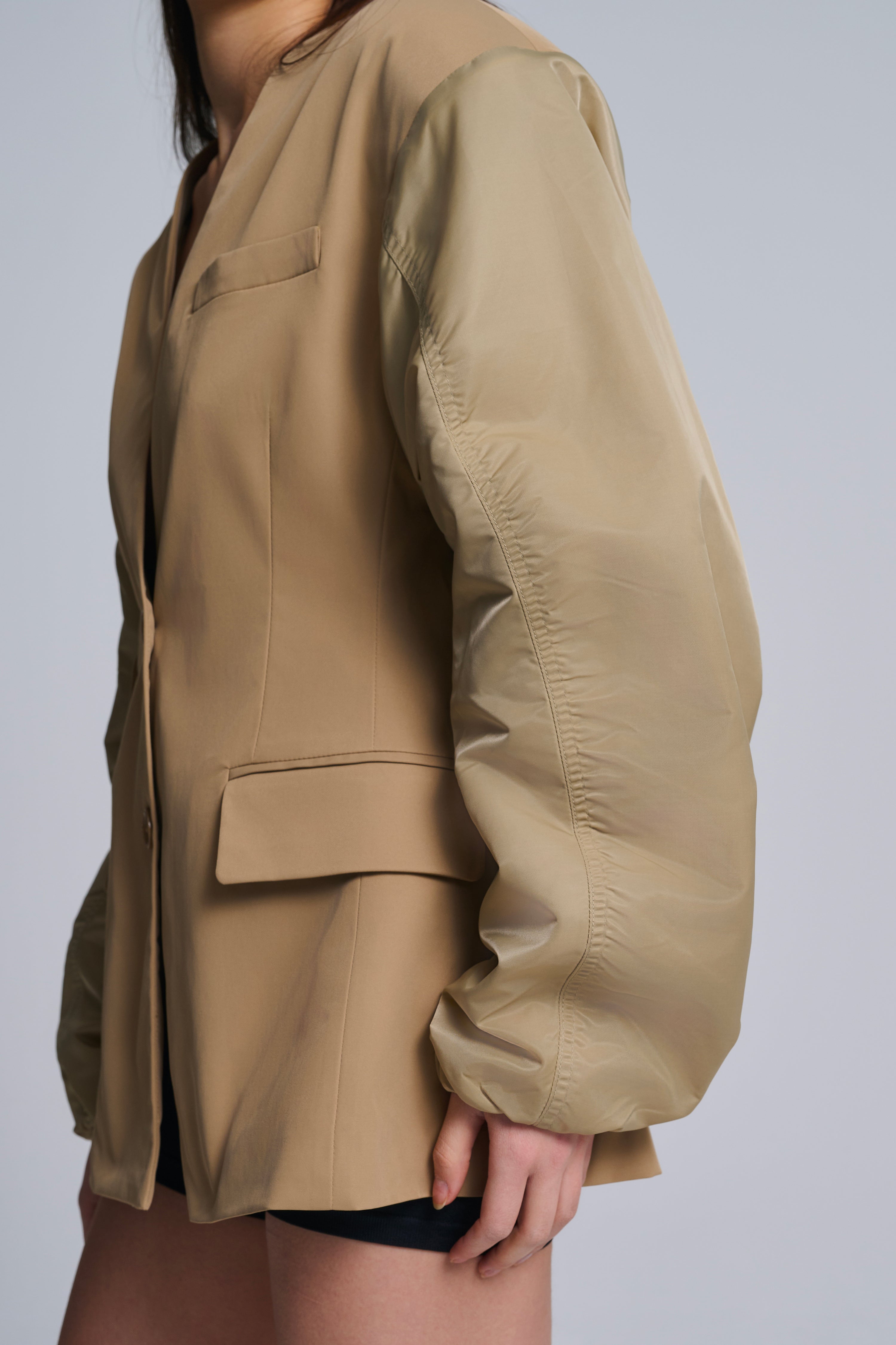 BLAZER MIT GERAFFTEN ÄRMELN