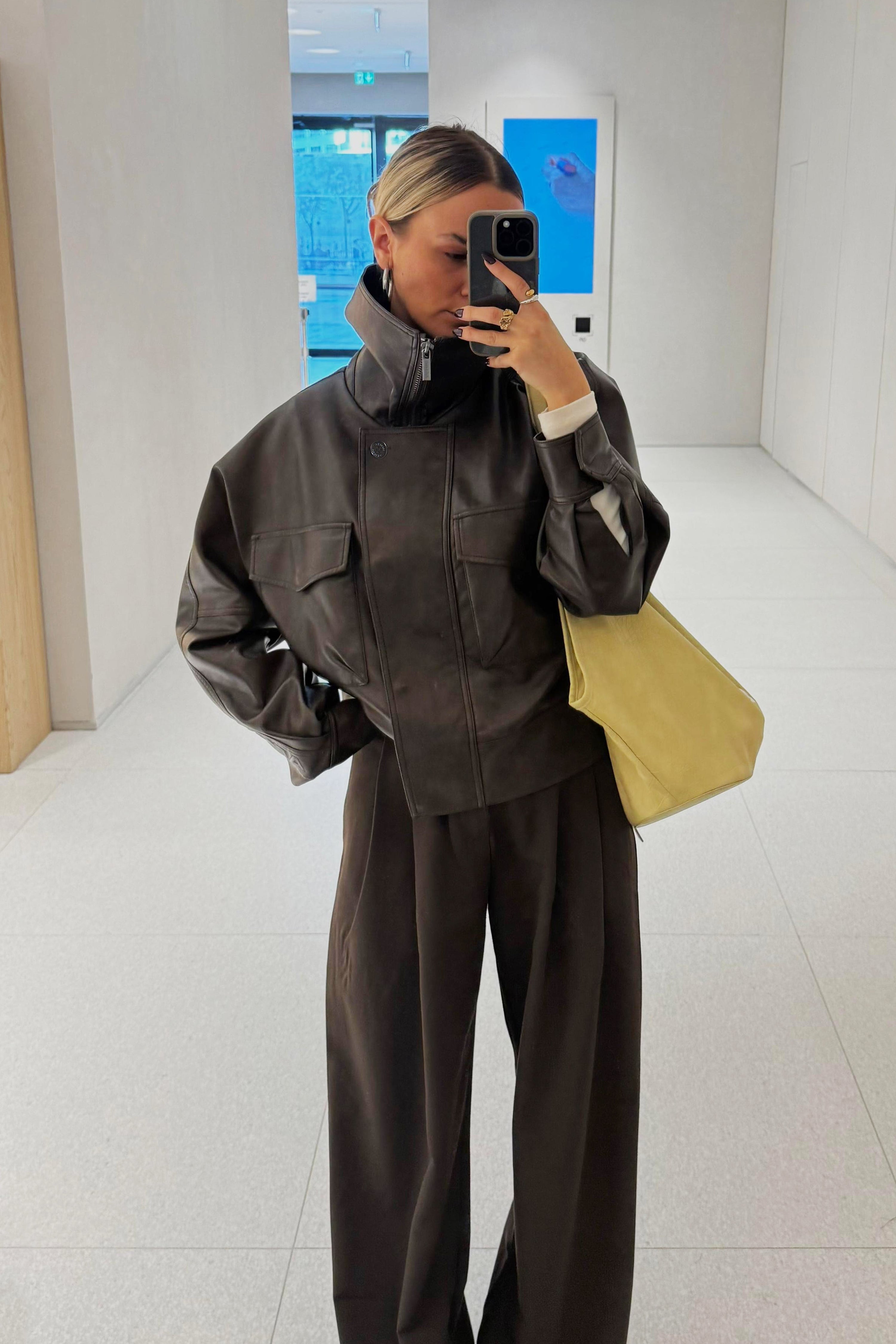 05 / OVERSIZED JACKE AUS VEGANEM LEDER