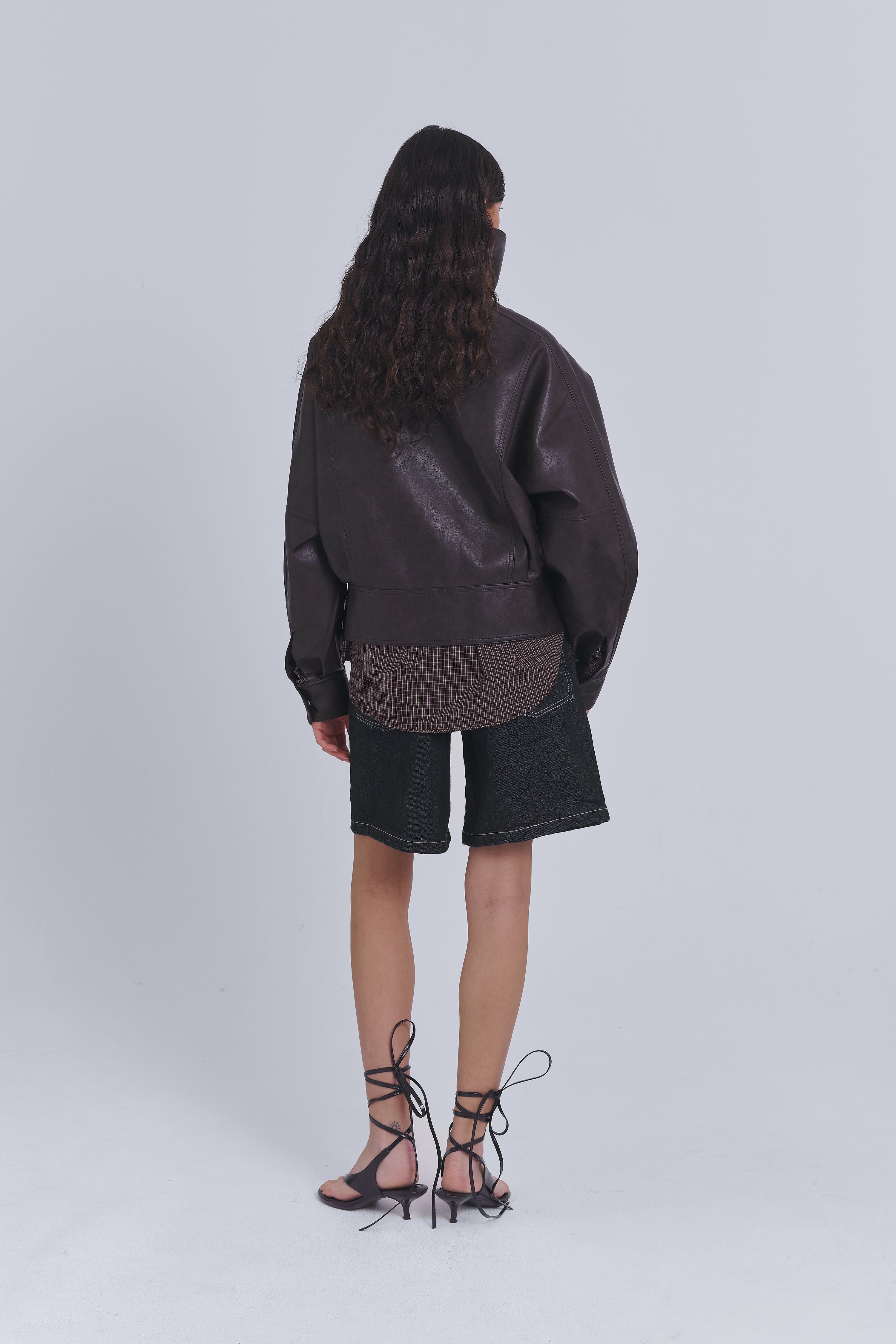 05 / OVERSIZED JACKE AUS VEGANEM LEDER