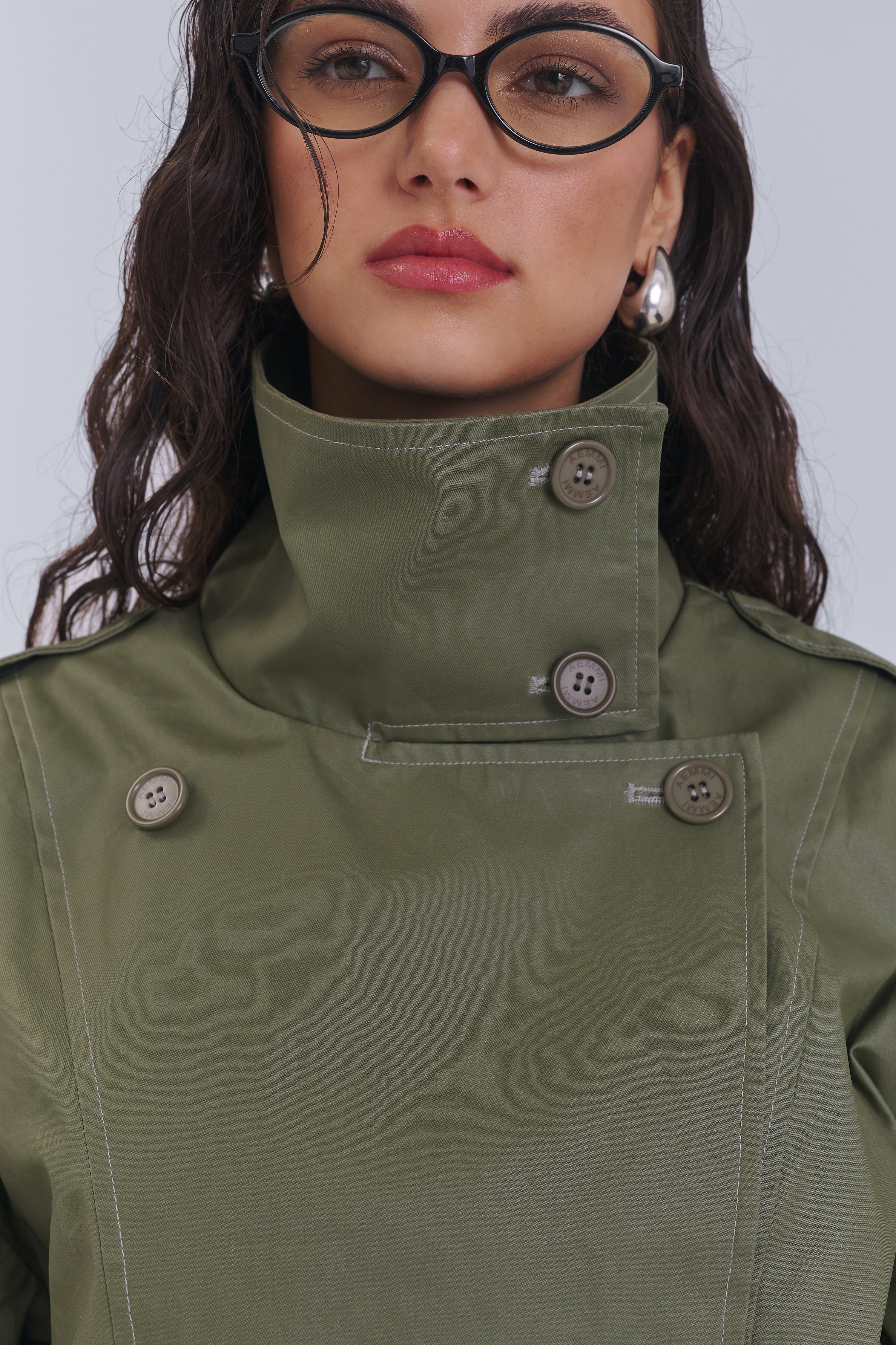 30 / CROPPED TRENCHCOAT AUS GEWACHSTER BAUMWOLLE