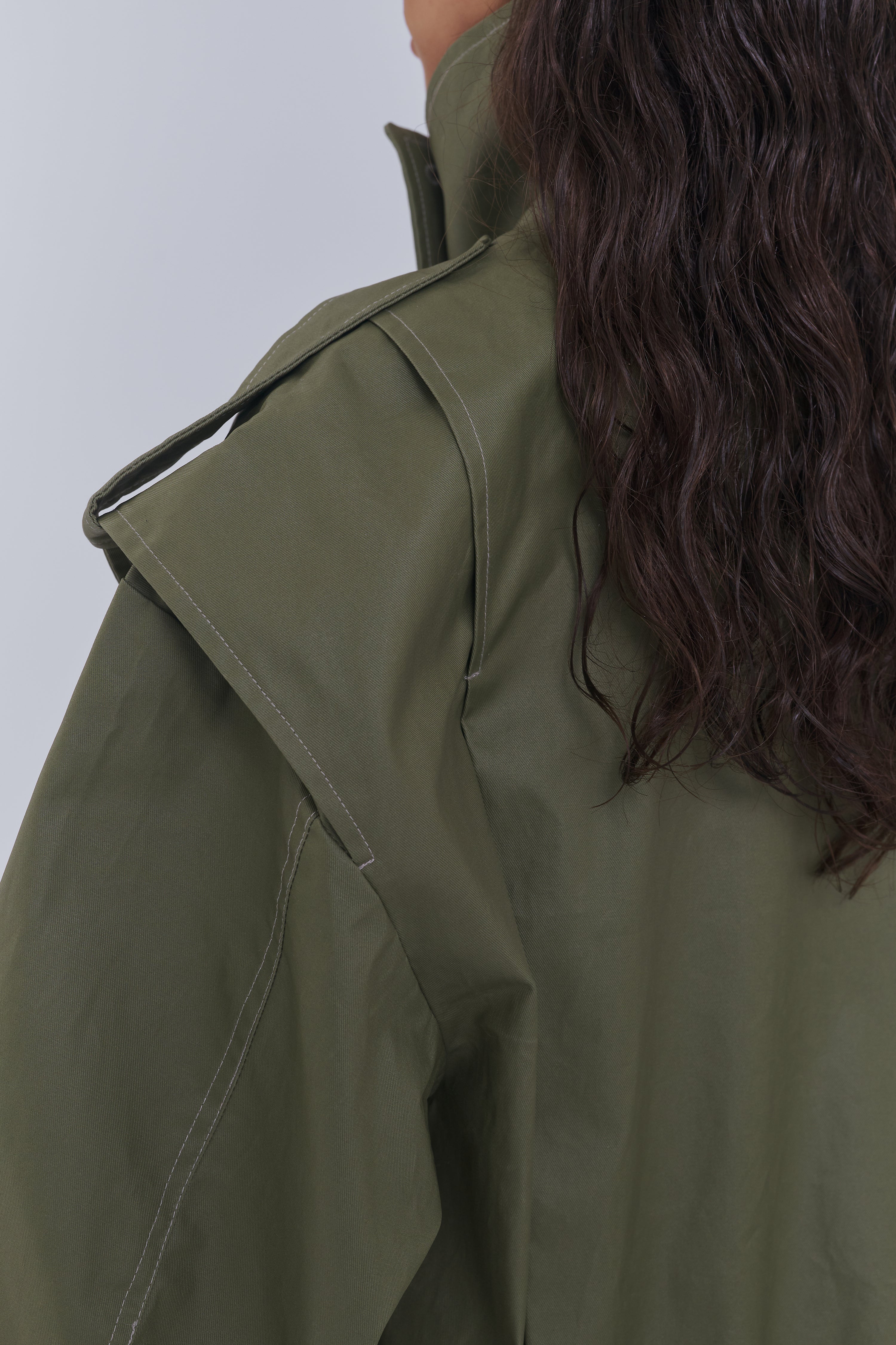 30 / CROPPED TRENCHCOAT AUS GEWACHSTER BAUMWOLLE